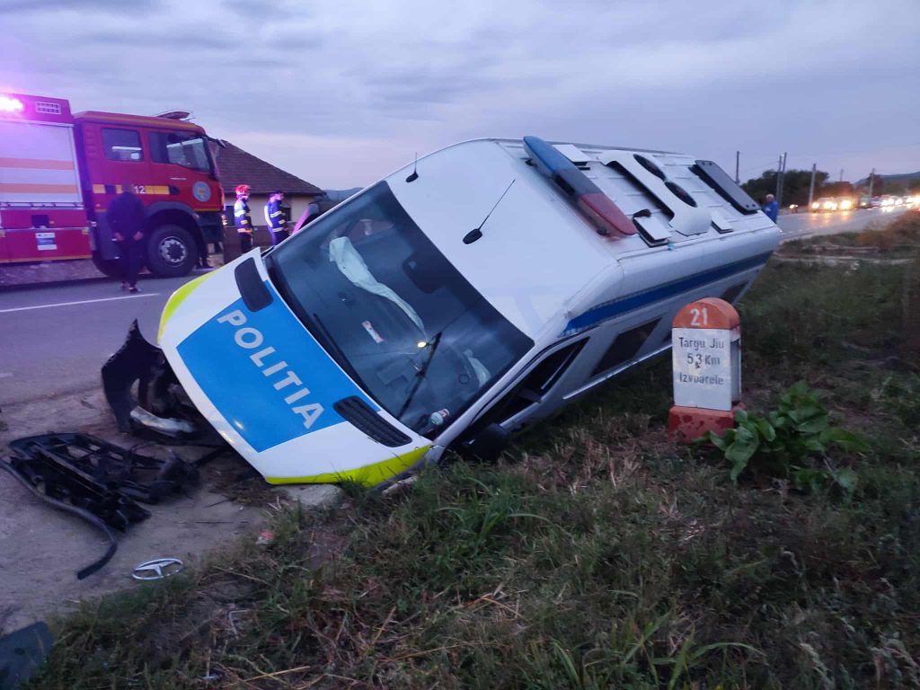 O autospecială de poliție a intrat într-un cap de pod la Izvoarele