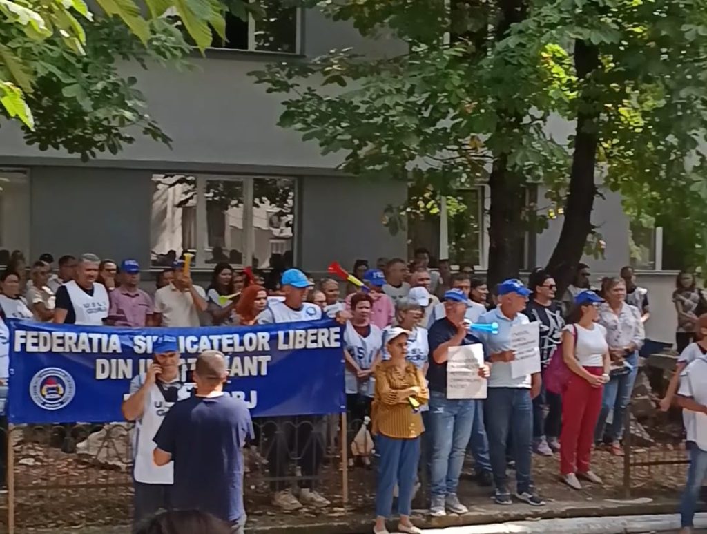 Peste 200 de cadre didactice au protestat în fața sediului Inspectoratului Școlar Județean Gorj