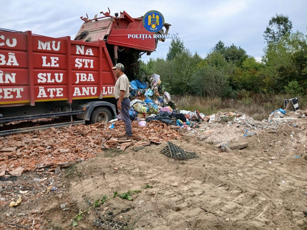 Tone de deșeuri menajere, îngropate ilegal în comuna Bălești! Un bărbat a fost reținut de polițiști