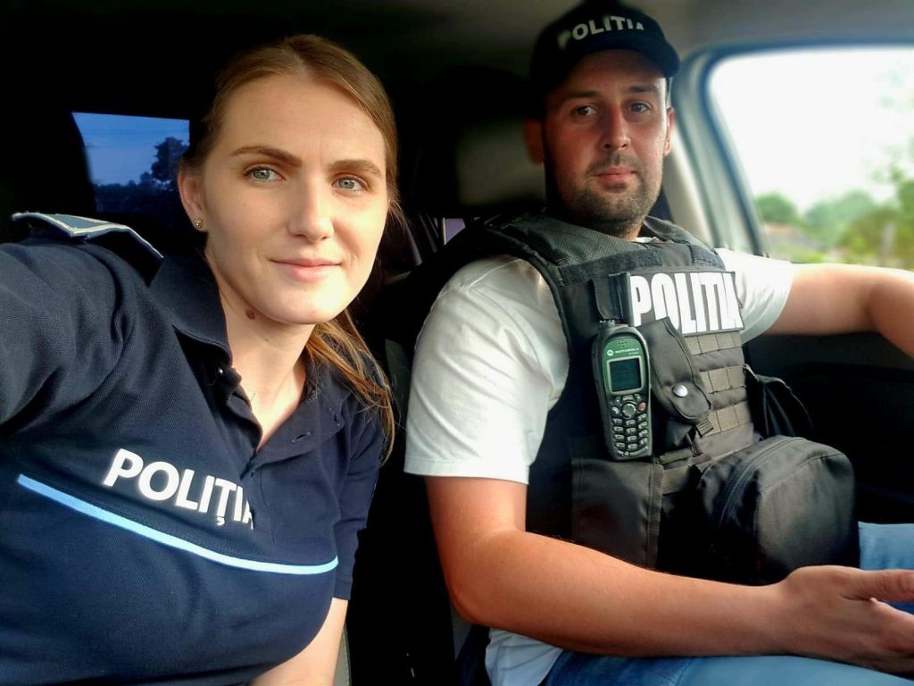 Doi tineri polițiști au resuscitat un bărbat în Piața Centrală