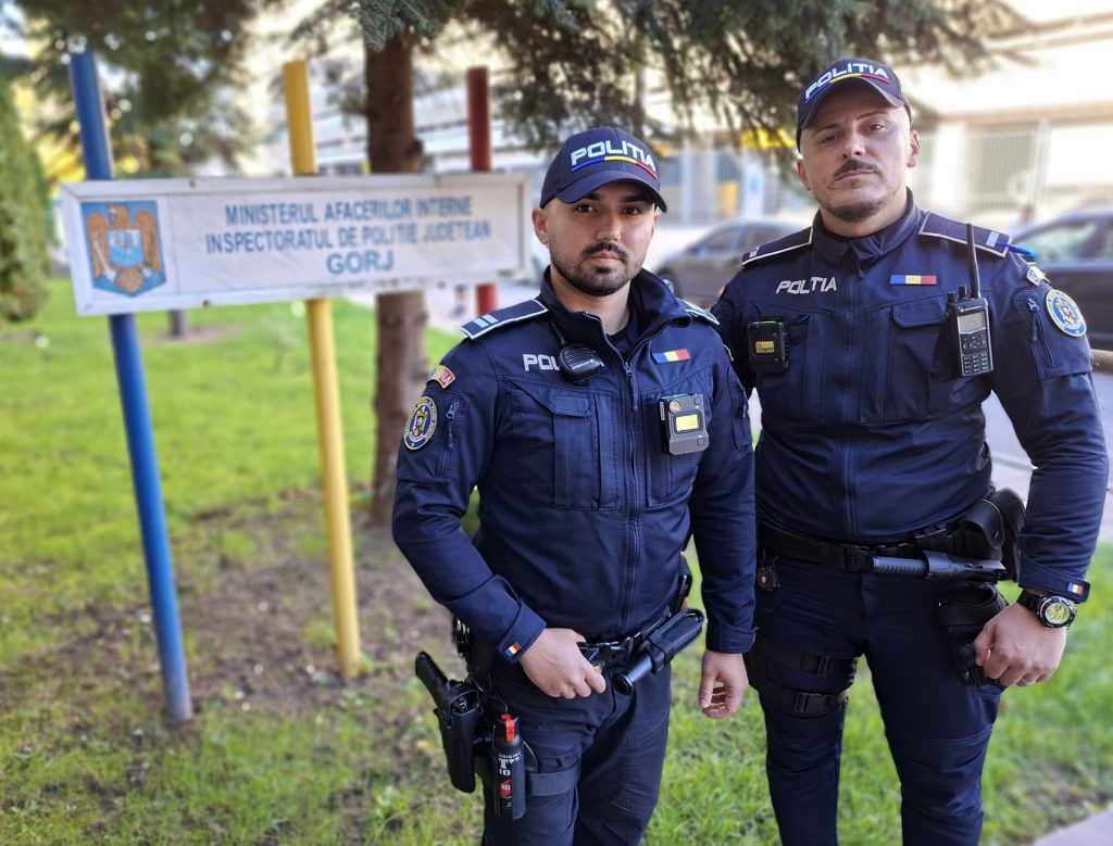 VIDEO Doi polițiști au salvat viața unui bărbat care s-a aruncat în râul Jiu
