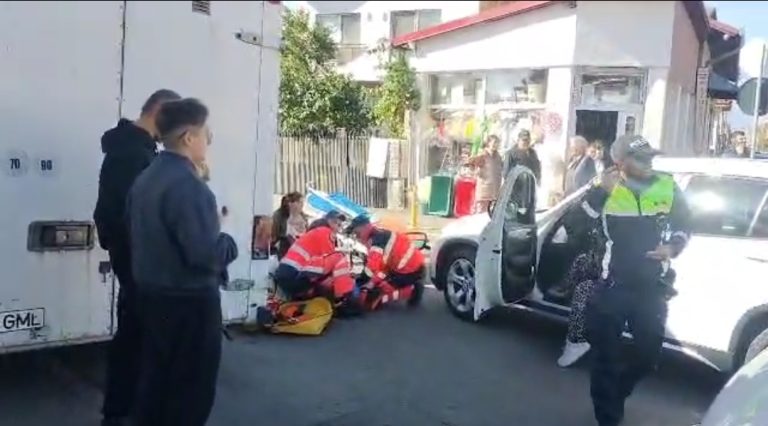 O femeie de 68 de ani, lovită de o mașină pe o stradă din Târgu Jiu. Șoferița are 20 de ani