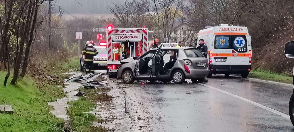 A intrat cu mașina într-un copac la Pojogeni. Patru persoane au fost transportate la spital
