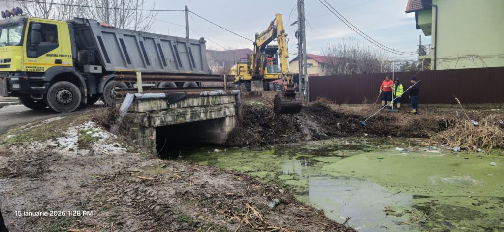 Canalele de preluare a apelor pluviale colmatate cu deșeuri. Primăria Târgu Jiu a făcut curățenie după inundații