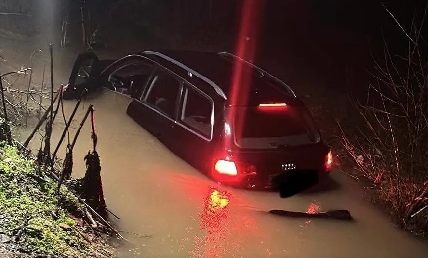A plonjat cu mașina într-un canal pentru apele pluviale