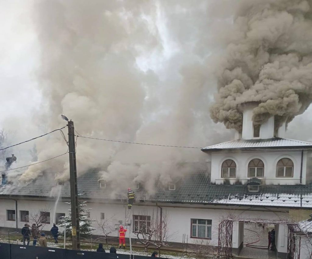 Dosar penal deschis de polițiști după incendiul de la mănăstirea Strâmba Jiu