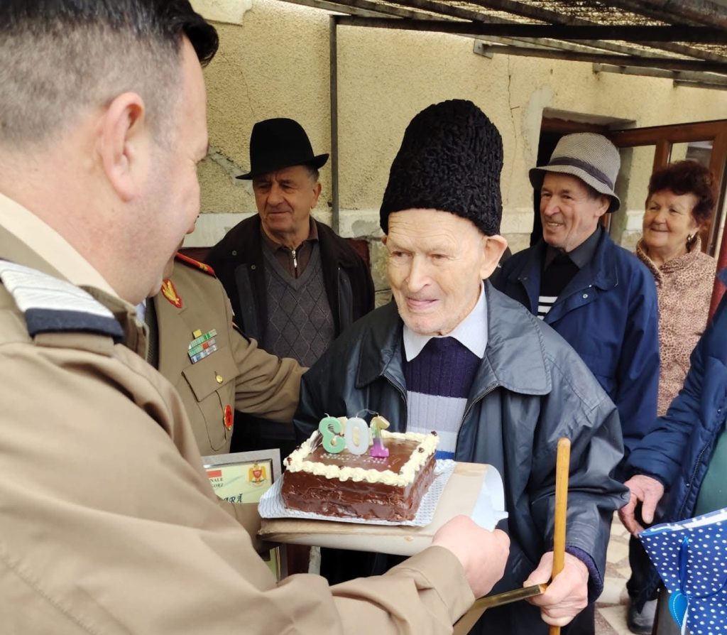Veteran de război din Gorj, sărbătorit la împlinirea vârstei de 103 ani