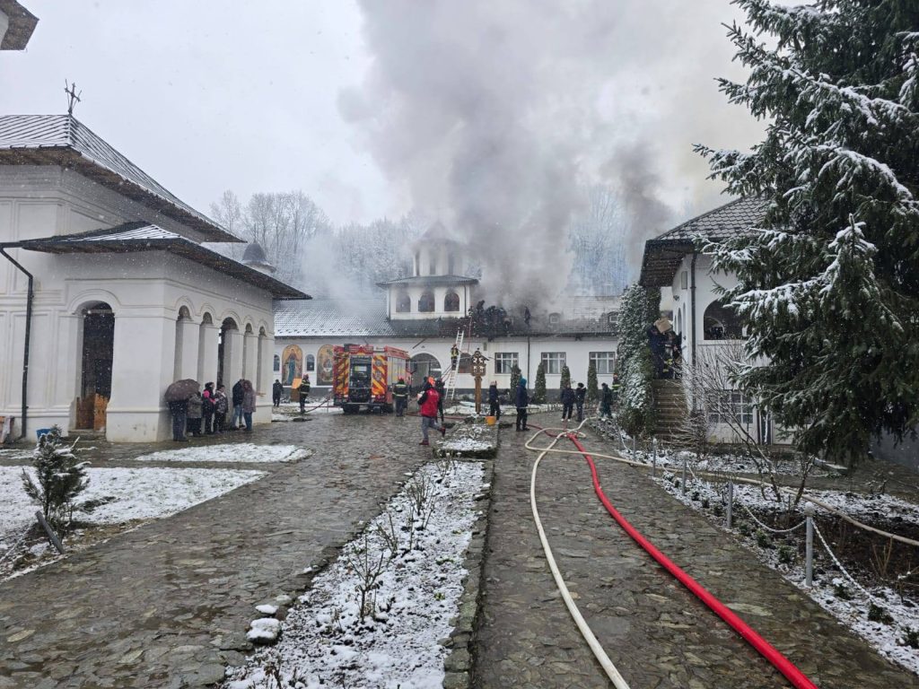 Mănăstirea Strâmba Jiu, afectată de incendiu chiar în ziua în care avea loc parastasul de un an al maicii starețe Marina
