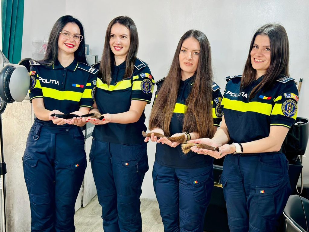 VIDEO Gest de solidaritate al polițistelor din Gorj: patru angajate ale IPJ au donat păr pentru femeile aflate în tratament oncologic