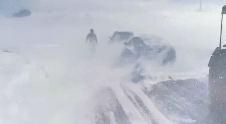 Viscol pe Transalpina: zeci de mașini blocate la Rânca, circa 120 de persoane așteaptă intervenția salvatorilor