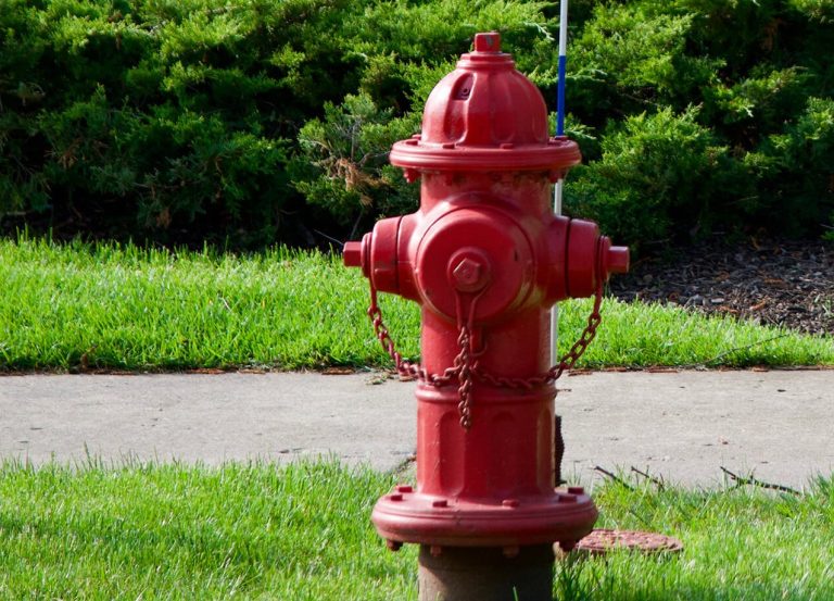 Apă tulbure la robinetele locuințelor din Târgu Jiu, după acțiunea de verificare a hidranților