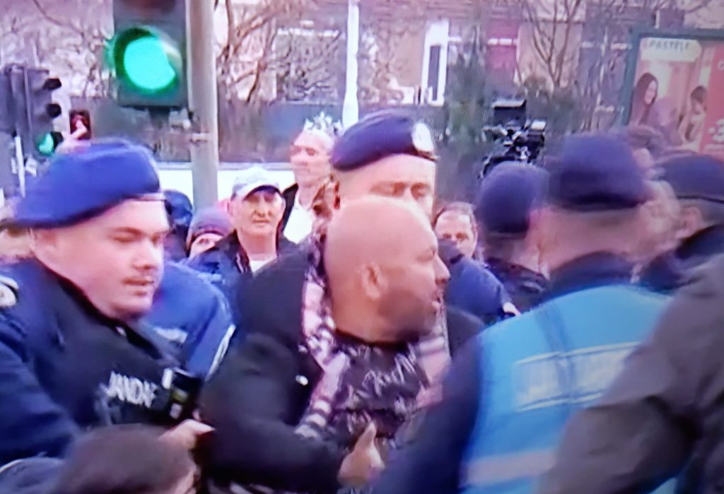 Patron din Rovinari, luat pe sus de jandarmi la protestul de la București