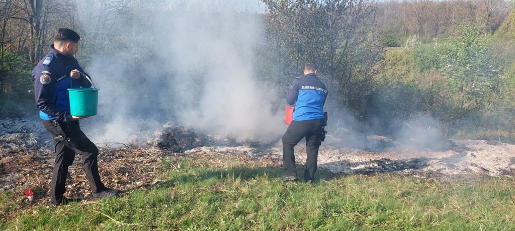 Jandarmii montani au stins un incendiu de vegetație izbucnit în apropierea unei biserici din Gorj