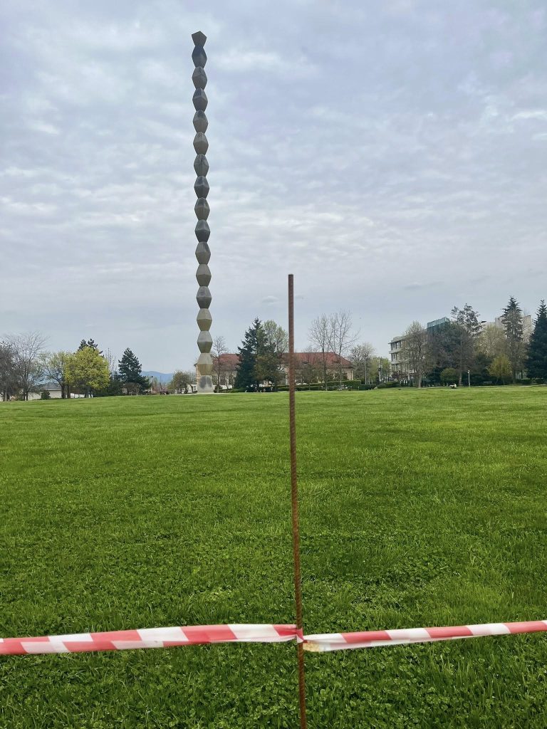 Coloana lui Brâncuși, protejată cu bandă reflectorizantă de „invazia“ turiștilor