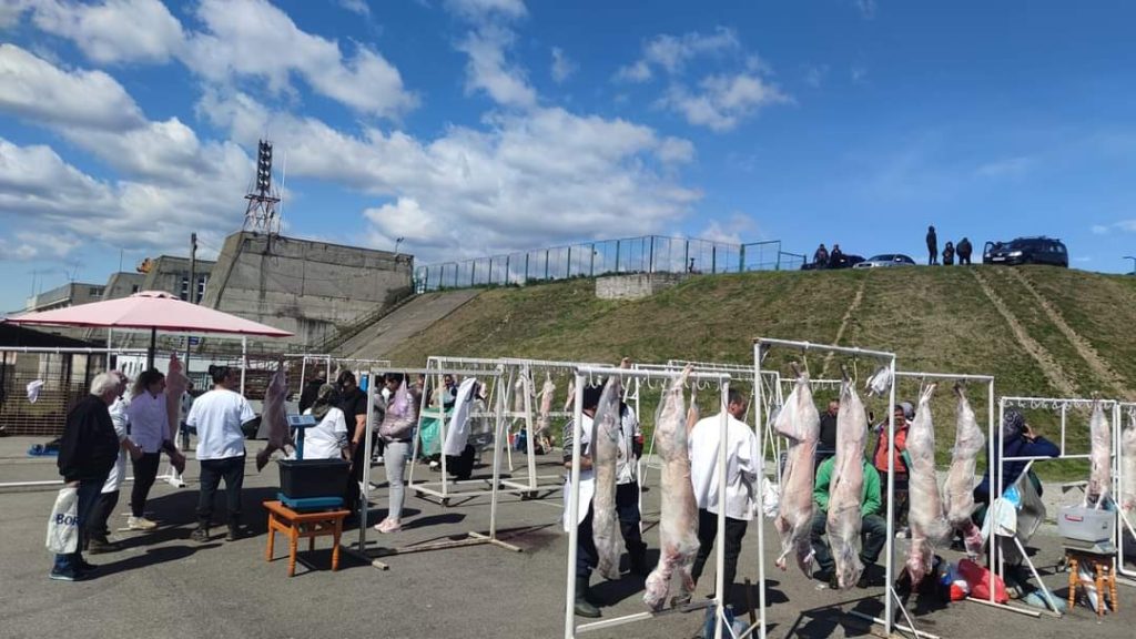 Crescătorii de ovine au ajuns să sacrifice mieii în stradă din cauză că în Gorj nu a fost deschis niciun târg