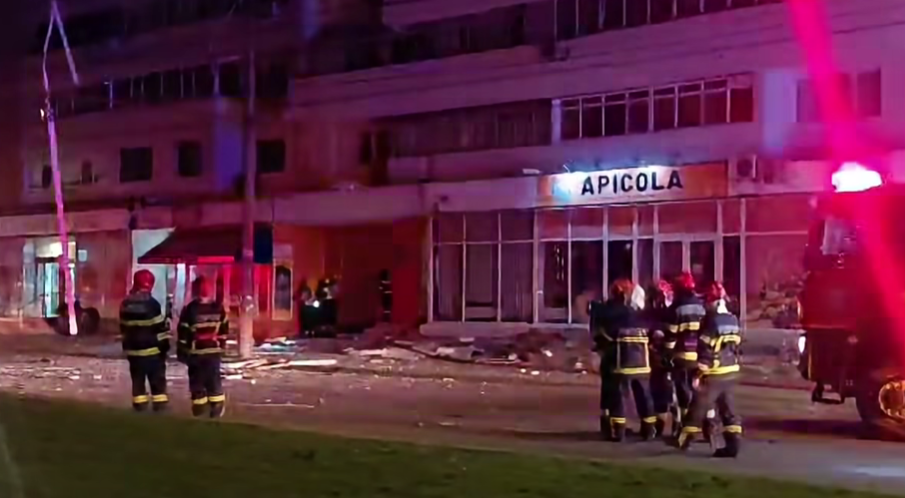VIDEO O dronă rusească s-a prăbușit pe un bloc din Galați. 70 de persoane evacuate, după explozie și incendiu