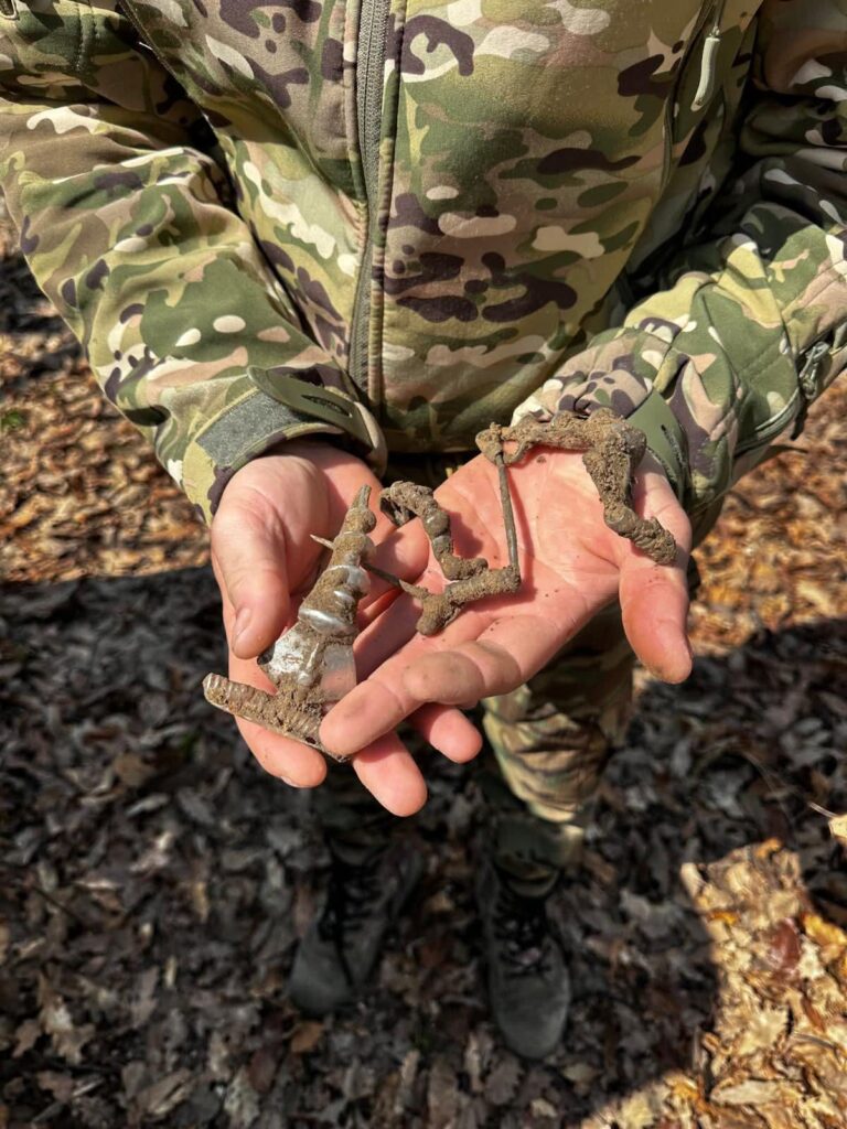 Nou tezaur descoperit în Gorj: un tânăr detectorist a scos la lumină brățări dacice din argint