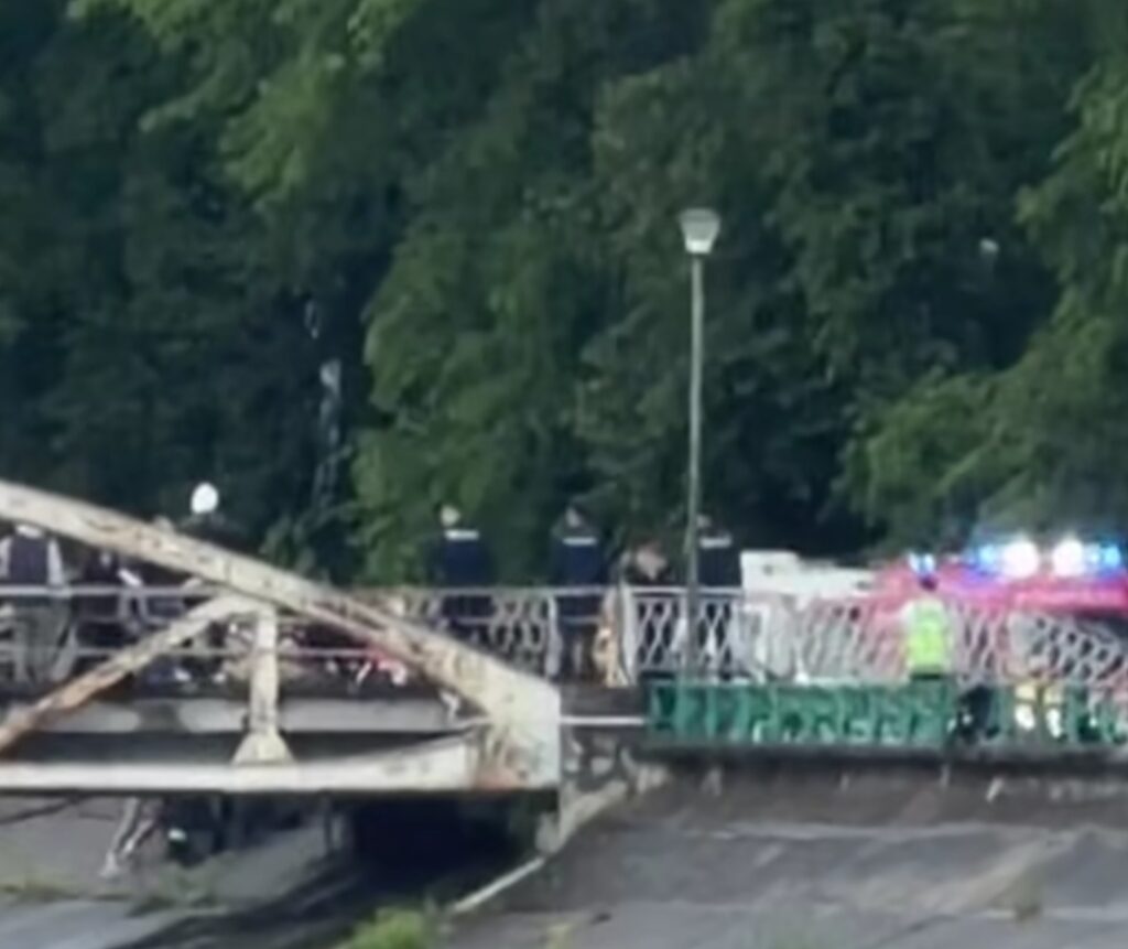 Un bătrân de 73 de ani a căzut în Jiu. A fost scos în viață