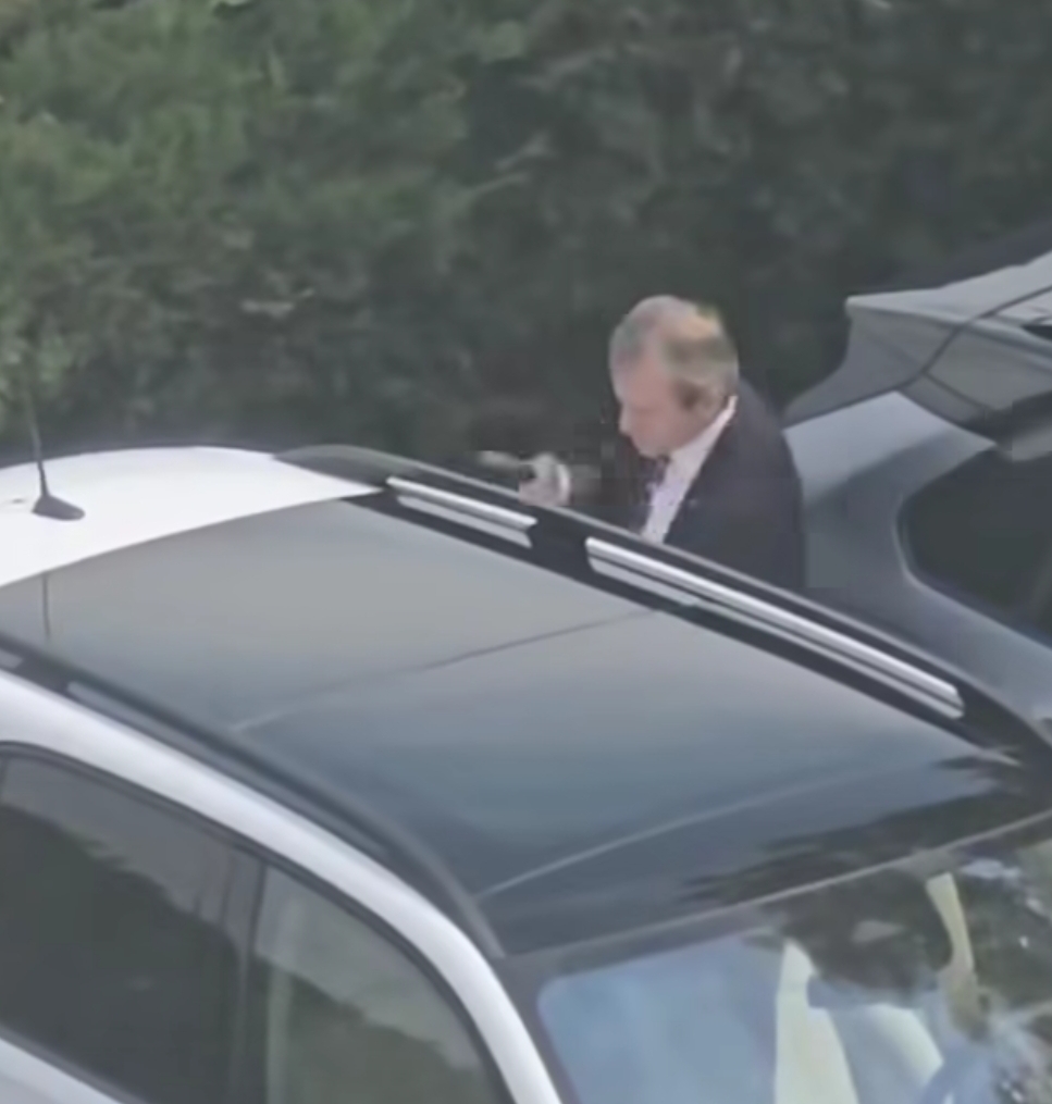 VIDEO: Deputatul Mihai Weber, luat la întrebări de jurnaliști, după ce a venit la Parlament cu o nouă mașină Mercedes AMG GLE 53