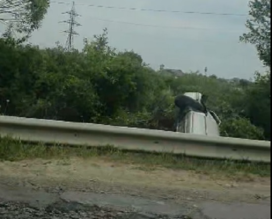 Patru tineri cu vârste de 18 și 19 ani au fost răniți, după ce mașina a ajuns într-un șanț pe o stradă din Târgu Jiu