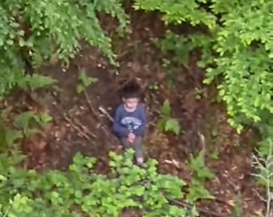 VIDEO Momentul în care copil de 5 ani dispărut în pădure de două zile a fost găsit