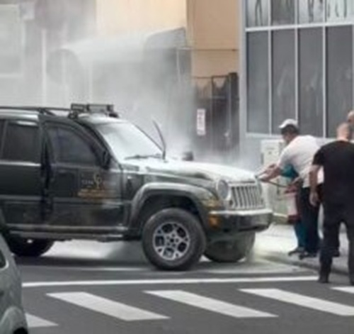 Autoturism cuprins de flăcări în Piața Mică. Panică printre comercianți și trecători