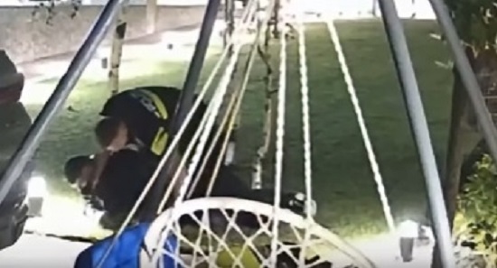 VIDEO Momentul în care un hoț care teroriza un cartier din Târgu Jiu a fost prins de un polițist