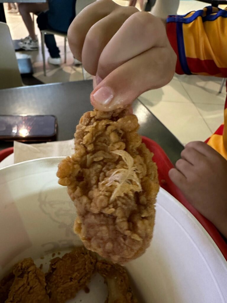 Surpriză neplăcută la un fast‑food din mall-ul din Târgu Jiu: copilul unui client a găsit o pană pe o pulpă de pui