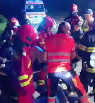 VIDEO Tânăr de 19 ani, rămas încarcerat într-un autoturism care a intrat într-un cap de pod