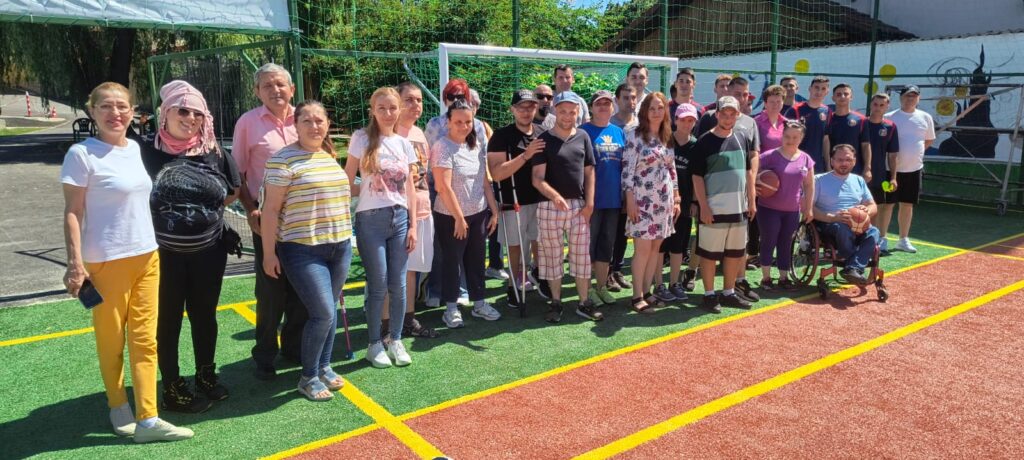 Sport și incluziune la Târgu Jiu: persoane cu dizabilități și pompieri, împreună pe terenul multisport