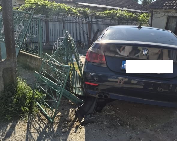 Un autoturism BMW scăpat de sub control pe o stradă din Târgu Jiu a intrat în curtea unei case