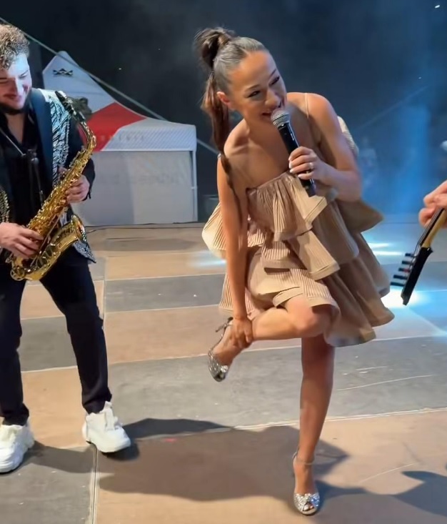 Vlăduța Lupău atacată de țânțari, în timpul concertului de la Rovinari. „O să țin minte spectacolul ăsta“