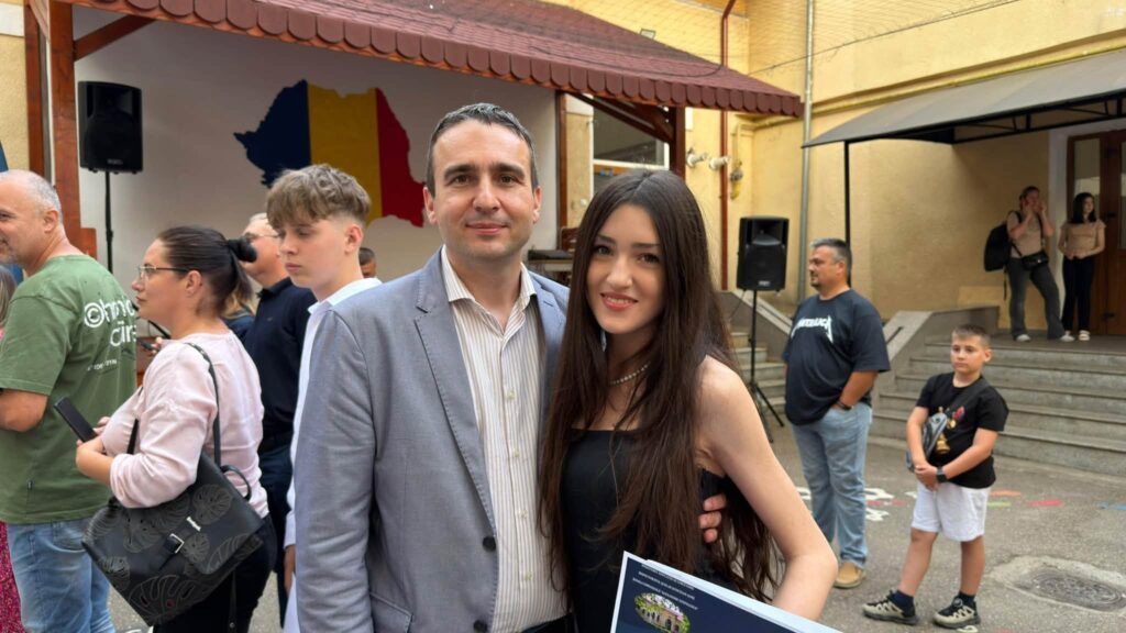 Fiica unui deputat gorjean a terminat gimnaziu ca șefă de promoție