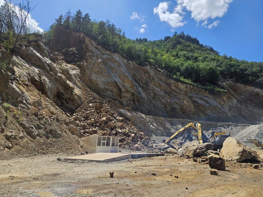 Societatea Dacorex amendată cu 80.000 de lei de Apele Române, după explozia devastatoare din cariera Pleșa