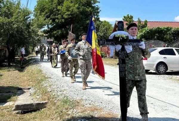 VIDEO Veteranul de război de la Alimpești care a murit la vârsta de 103 ani a fost înmormântat cu onoruri militare
