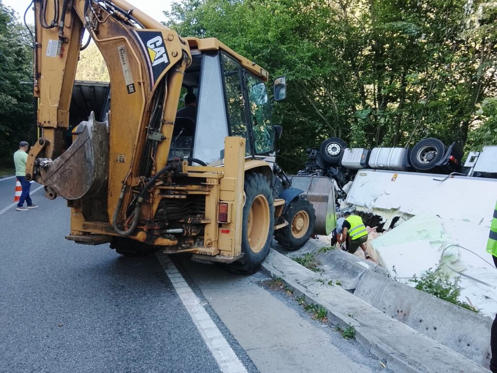 Carnea de porc aflată într-un autocamion răsturnat pe Defileul Jiului este scoasă. Se circulă cu dificultate