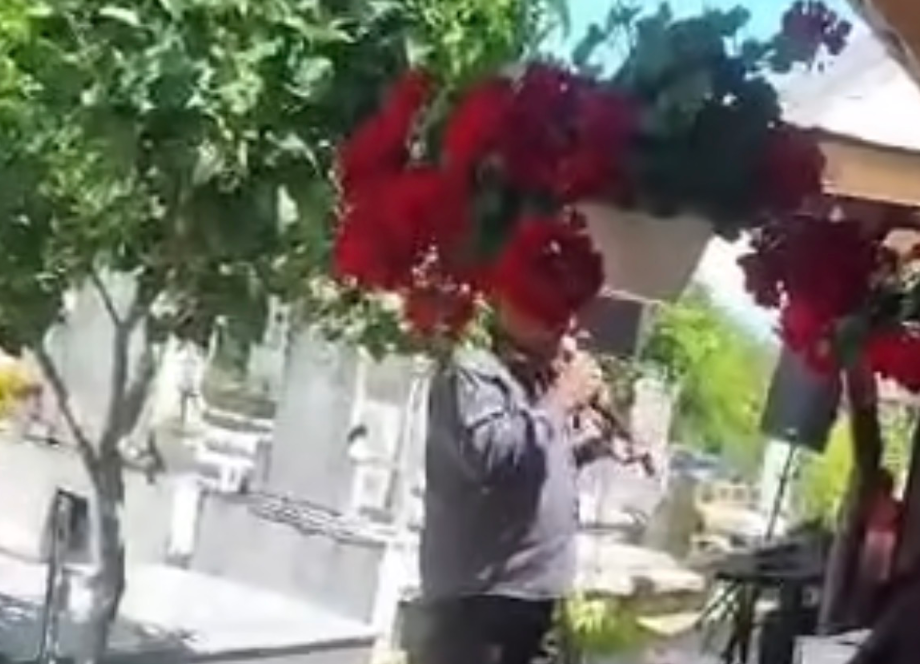 Petrecere cu lăutari în cimitirul din Pojogeni. Parohia a organizat o masă de sfințire a unui șopron