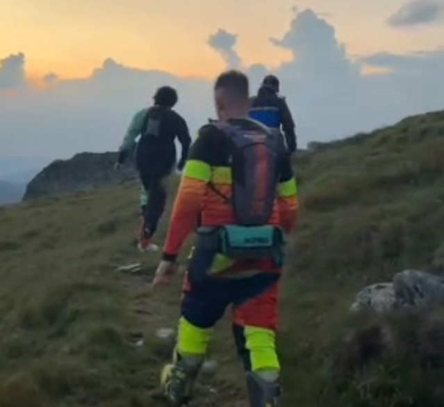 VIDEO Doi tineri au rămas blocați cu motocicletele într-o zonă montană din zona Rânca