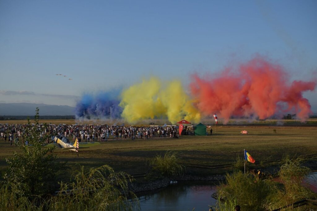 Spectacol aerian la Aerodromul Barza, lângă Târgu Jiu. Avioane, elicoptere și parașutiști au impresionat publicul