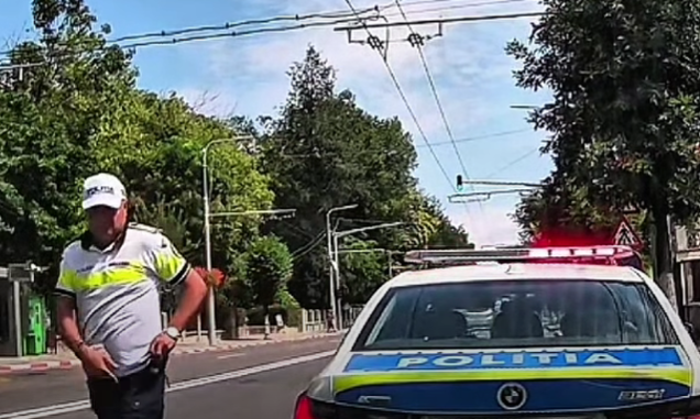 VIDEO Ce a pățit un șofer care a îndrăznit să claxoneze un echipaj de poliție rutieră care nu a acordat prioritate într-un sens giratoriu din Târgu Jiu