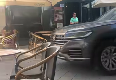 VIDEO A intrat cu mașina printre mesele de la terasele din zona centrală a municipiului Târgu Jiu