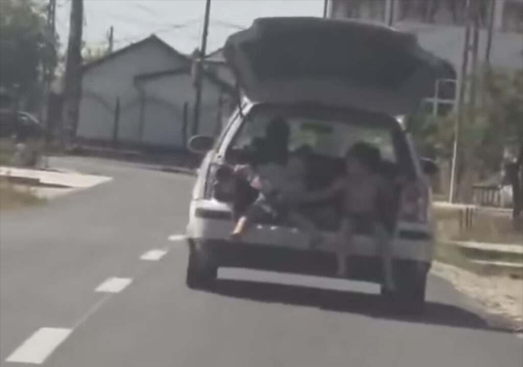 Șofer din Bălești, amendat pentru că transporta doi copii în portbagaj