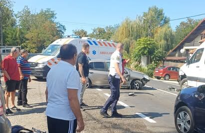 Trei autovehicule implicate într-un accident, la Scoarța