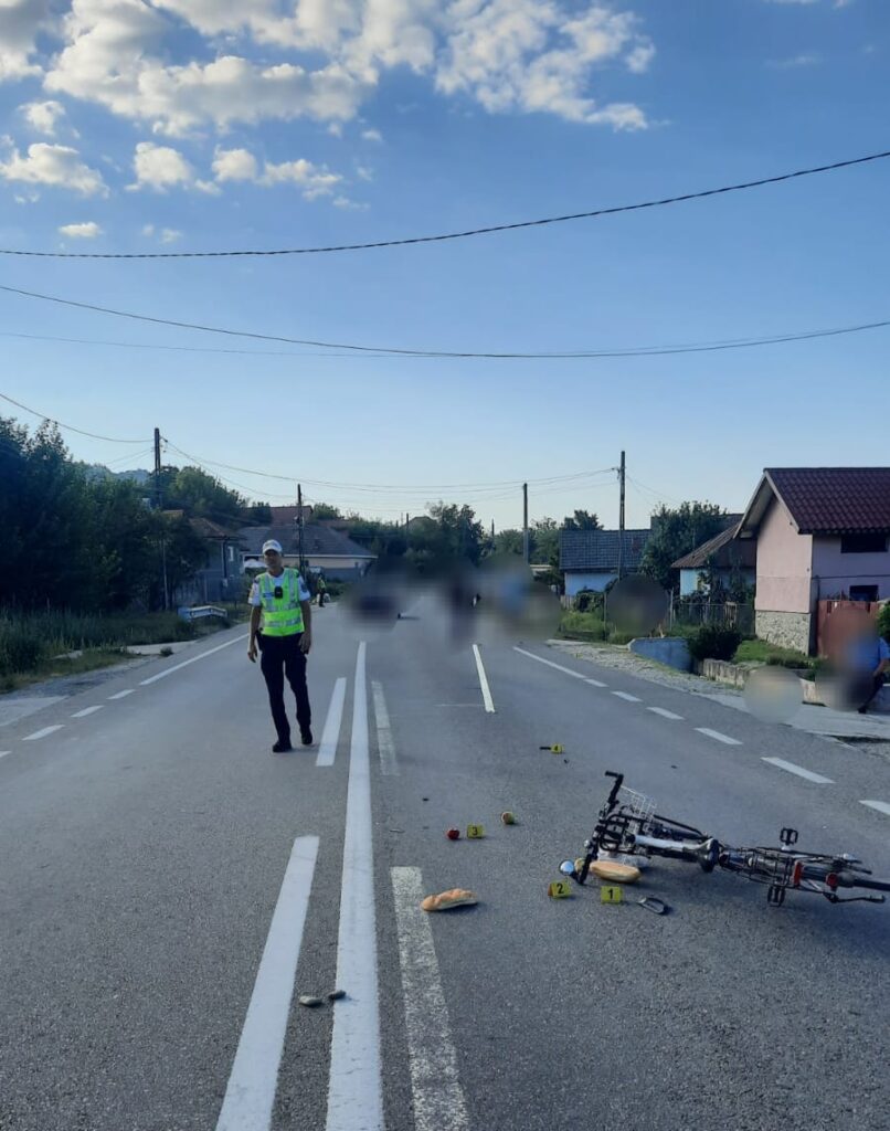 Un biciclist de 74 de ani, rănit după ce a fost lovit de o mașină, la Plopșoru