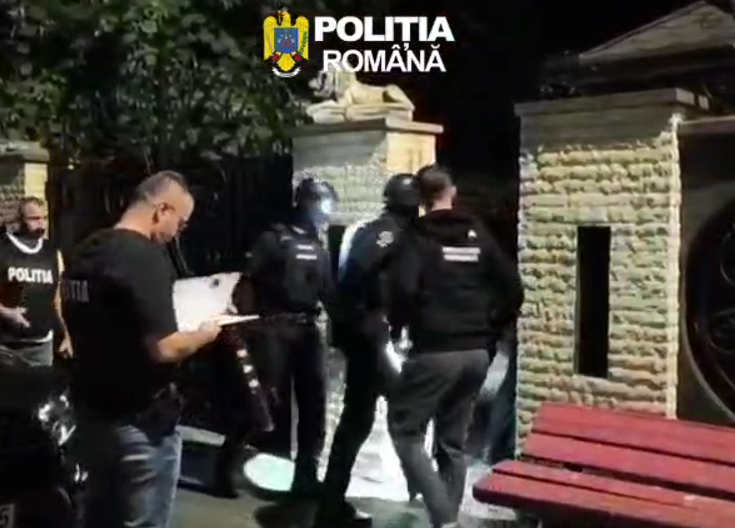 VIDEO Percheziții la persoane acuzate de proxenetism din Scoarța și Târgu Jiu
