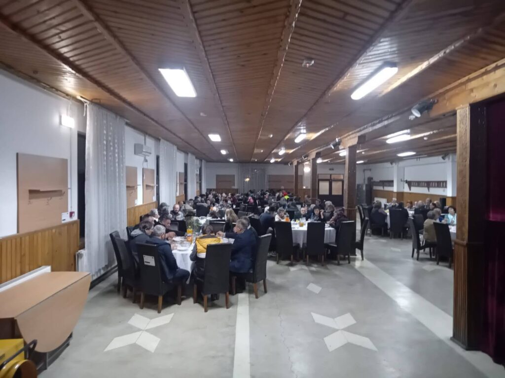 Seniorii din Polovragi, sărbătoriți de Ziua Persoanelor Vârstnice cu teatru, muzică și masă festivă