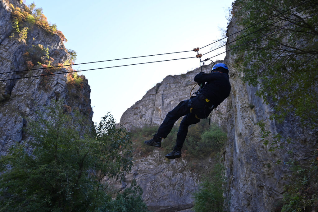 Jandarmii montani gorjeni își perfecționează tehnicile de alpinism în Cheile Sohodolului