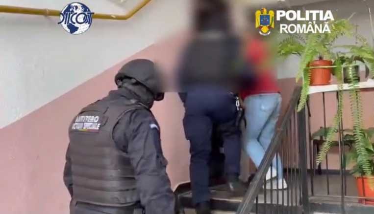 VIDEO Doi gorjeni au fost reținuți pentru trafic de droguri de mare risc